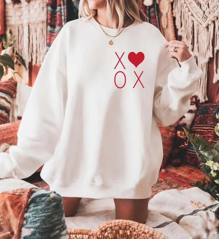 XOXO Heart Valentine's Day Sweatshirt, Women's Crewneck,Trendy Graphic Sweatshirt Long Sleeve Tops Pullover