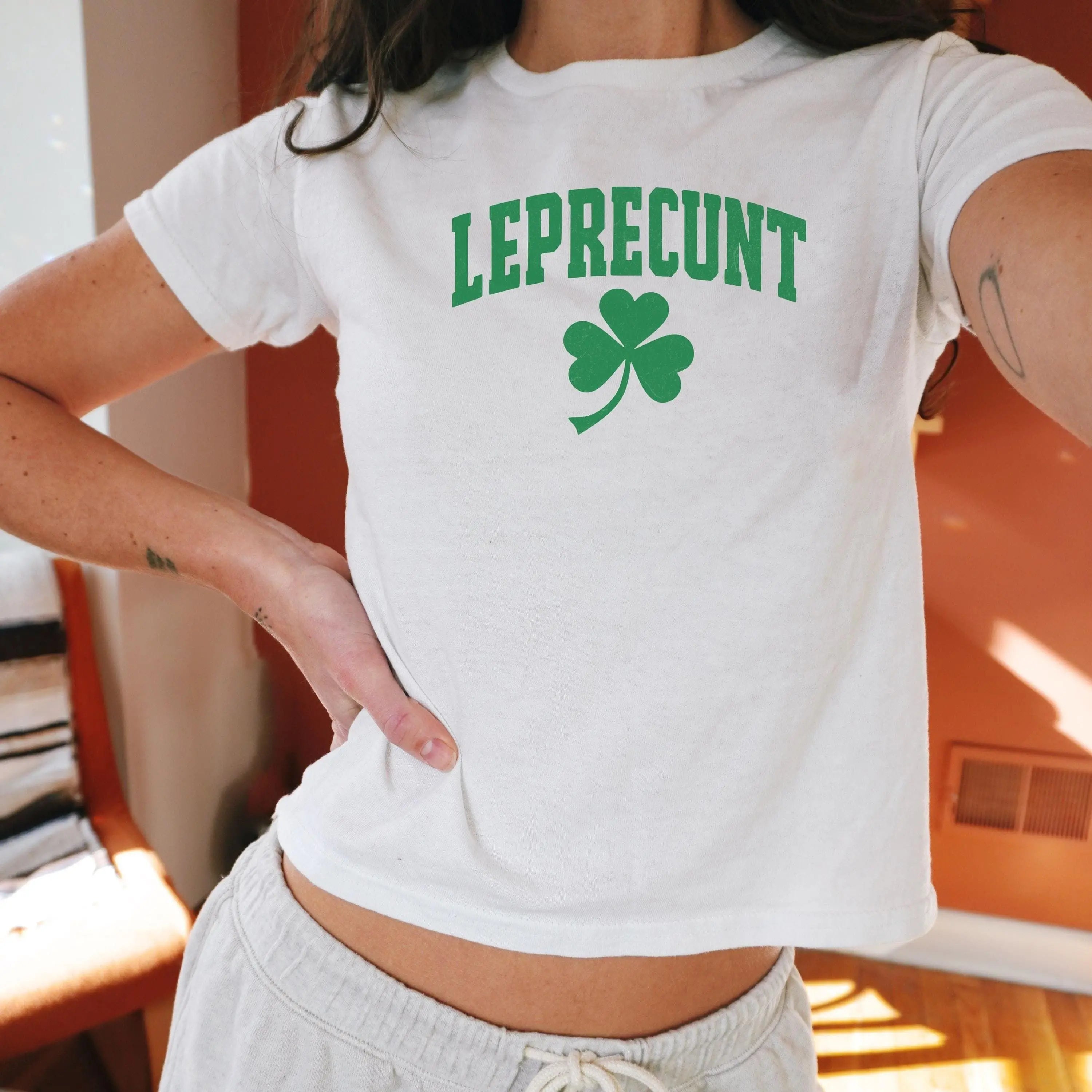 Leprecunt Baby Tee Y2k Irish Shirt Funny Shamrock Baby Tee Cute St Patricks Day Baby Tee Women's St Paddy Outfit Green Party T Shirt
