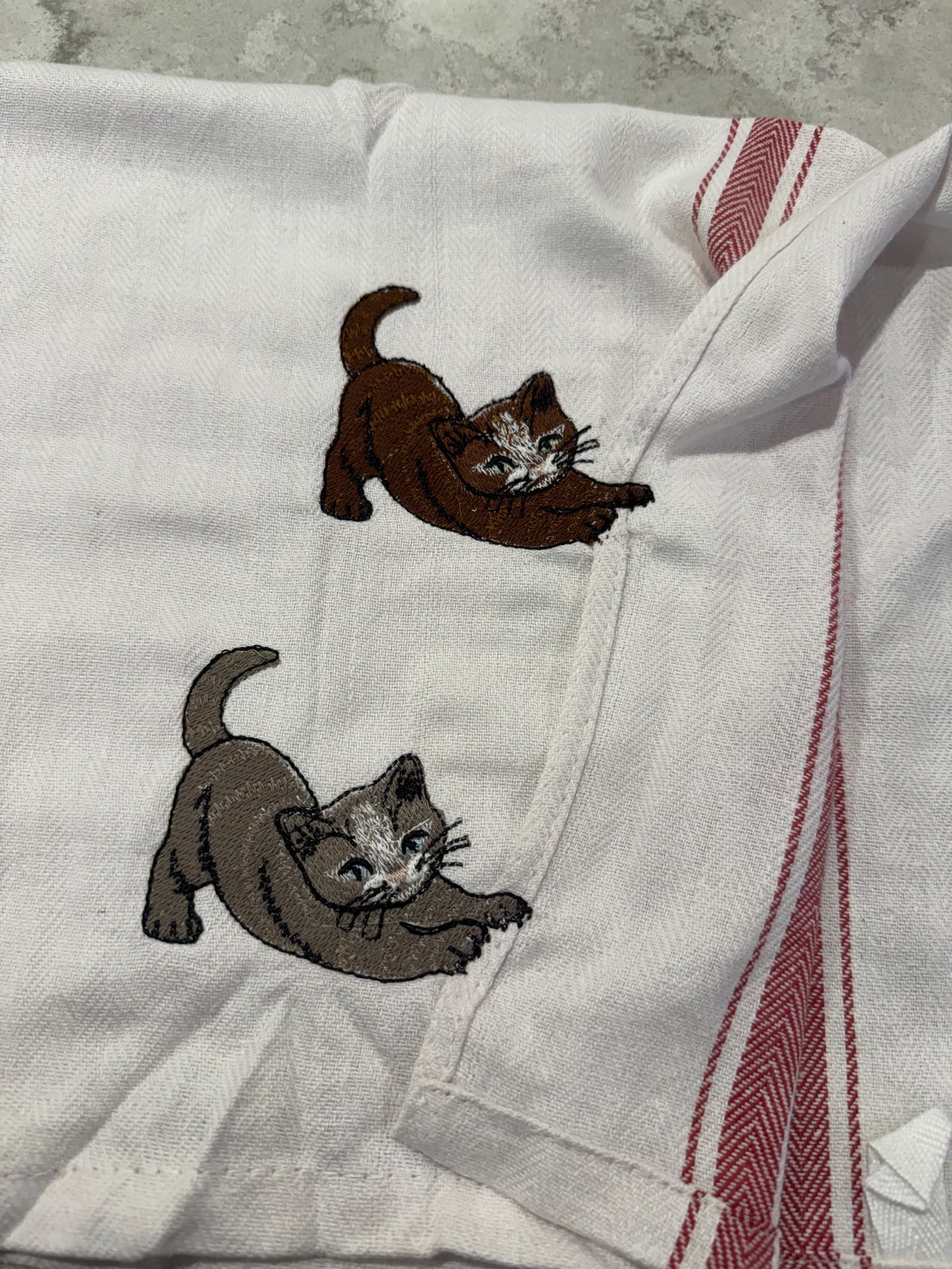 Customizable Puppy Hand Towel – Personalized Dog Name Embroidered Kitchen Tea Towel Gift for Dog Lovers